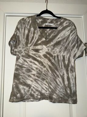 Red Haute Taupe & White Tie-Dye V-Neck Short Sleeve Top